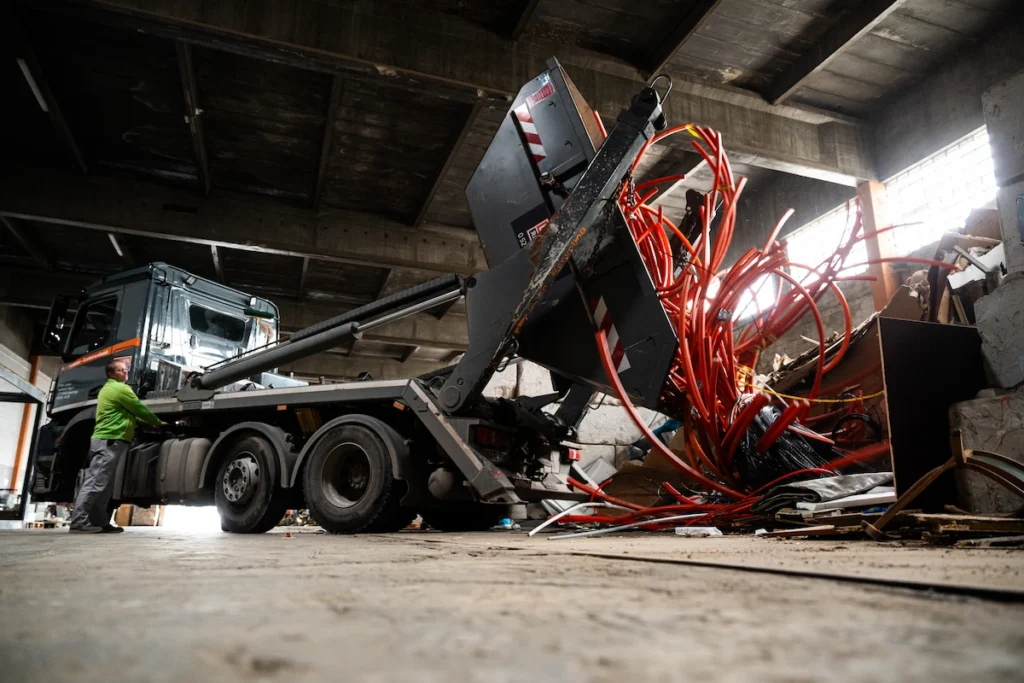 LKW ladet Verkablungen eines Betriebes zum Recycling aus.